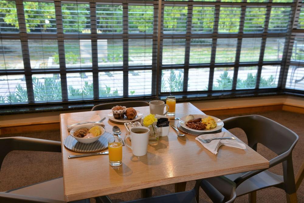 Road International Airport Hotel 2*